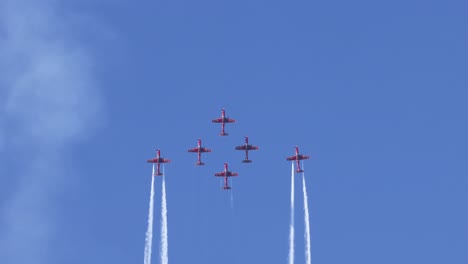 el equipo de acrobacia aérea ejecuta maniobras sincronizadas en el cielo.