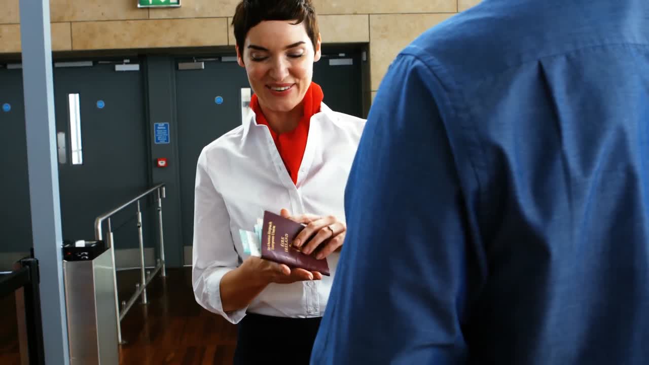personal femenino del aeropuerto chequeando el pasaporte de un hombre
