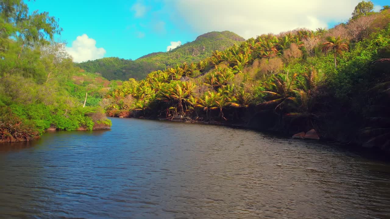 세이 ⁇ 의 카야크 모험을 위한 명확한 장소인 마헤 섬의 남쪽에서 망고를 촬영한 드론