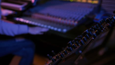 ingeniera de sonido que trabaja en un escritorio de mezcla