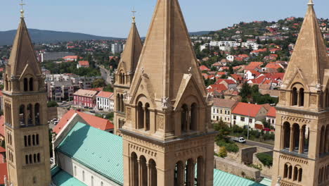 catedral en pecs, condado de baranya, hungría - toma aérea de drones