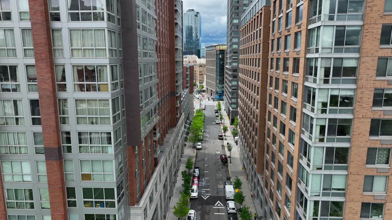 미국 시내 중심부의 현대적인 새로운 럭셔리 초고층 아파트 건물 사이의 항공 비행