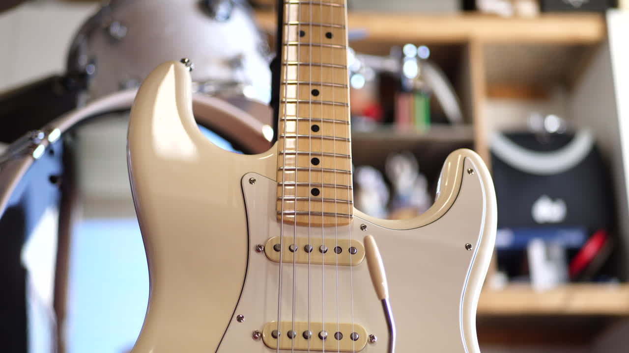 un instrumento musical de guitarra eléctrica en un escenario de banda de garaje de rock and roll