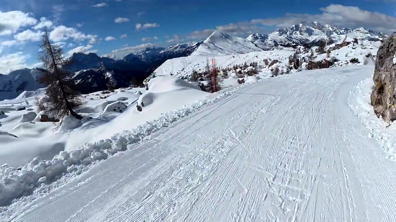Vista in prima persona di una sciata su una pista di montagna battuta