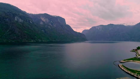 Cielo-Colorido-Iluminado-Durante-Una-Puesta-De-Sol-Sobre-El-Aurlandsfjord-En-Noruega