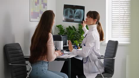 el médico discutiendo la radiografía con el paciente