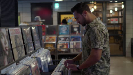 Seitenporträt-Eines-Europäischen-Mannes,-Der-In-Einem-Musikgeschäft-In-Seoul-Schallplatten-Durchschaut