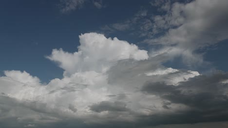 el cielo nublado