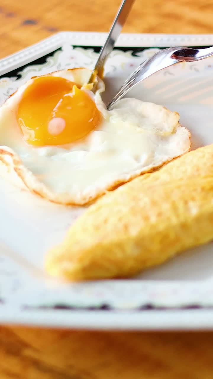 Telur goreng dan roti di atas piring