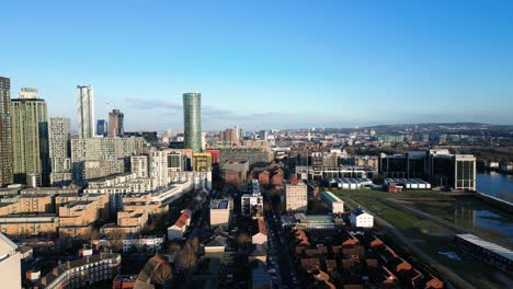 vista aérea histórica de la isla de los perros con el muelle exterior de millwall a un lado, londres