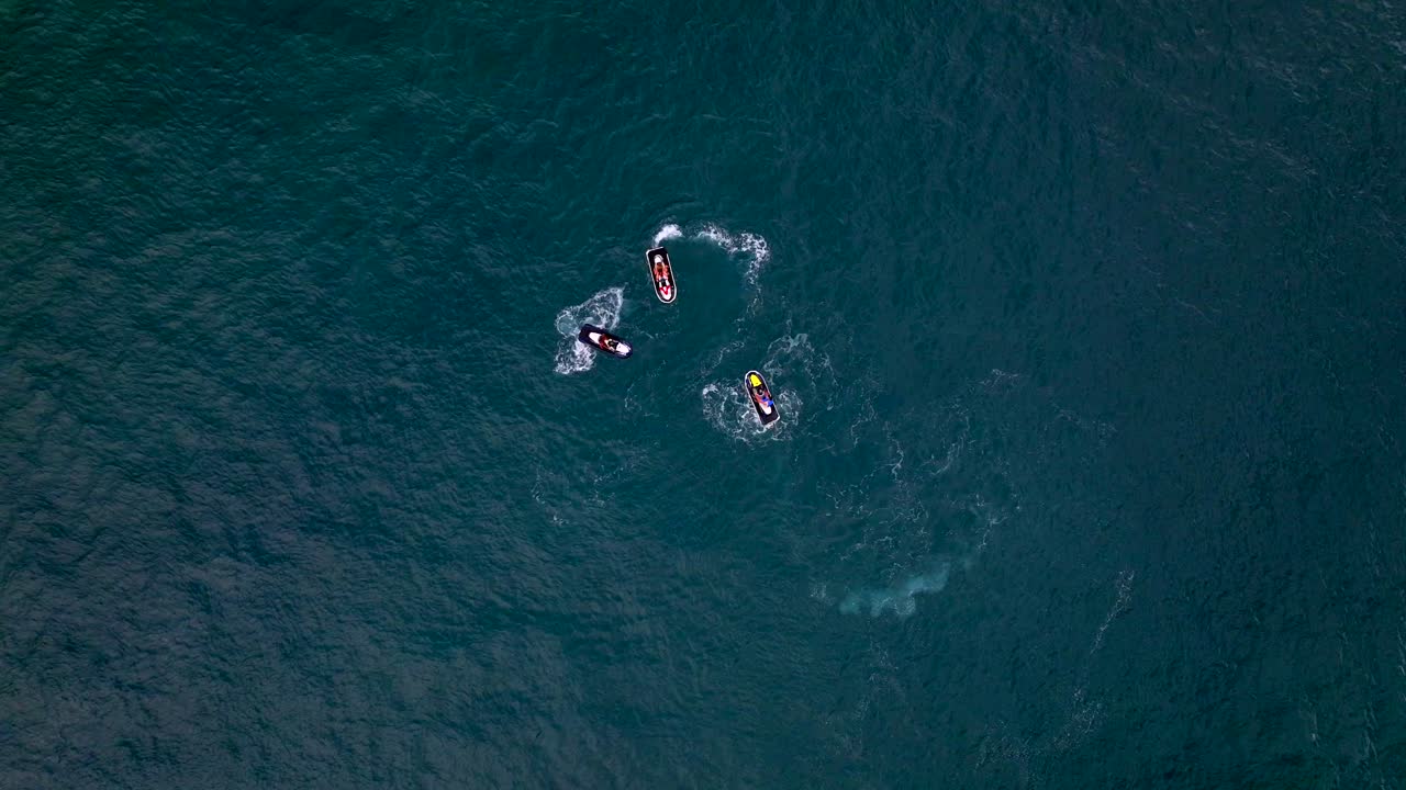 바다 위에 서 있는 제트스키