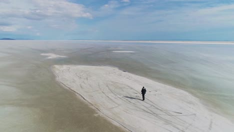 Wunderschöne-Aufnahmen-Von-Einem-Mann-Auf-Einem-Salzsee-In-Utah