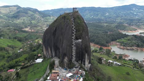 La-Piedra-Del-Peñol-En-Guatape-Medellin-Colombia-En-Verano-Drone-Shot