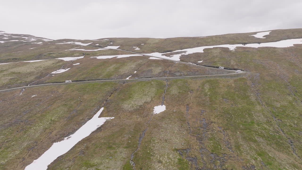 Kjøretøy på Bjørgavegen i Nalfarbakkane i Nalfarhøgdi, Norge