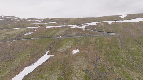 Vehículos-Que-Circulan-Por-La-Carretera-Bjorgavegen-En-Nalfarbakkane-En-Nalfarhogdi,-Noruega