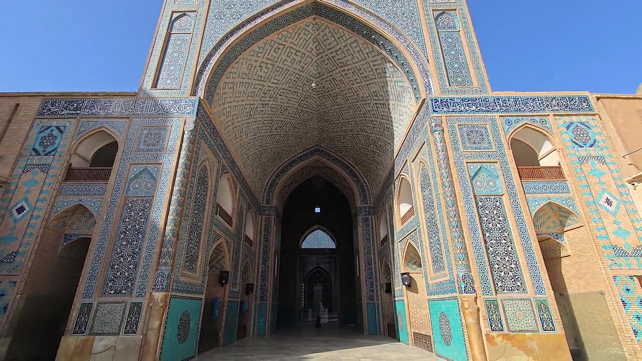 Azulejaria Azul Intrincada na Entrada de uma Mesquita Persa Histórica