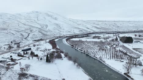 Toma-De-Drones-Del-Río-Yakima-Atravesando-Las-Tierras-Rurales-De-Las-Tres-Ciudades.