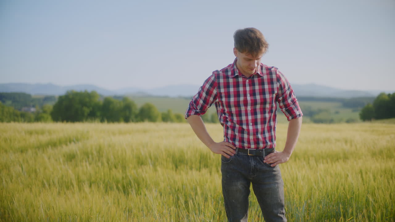 밀 에 있는 농부