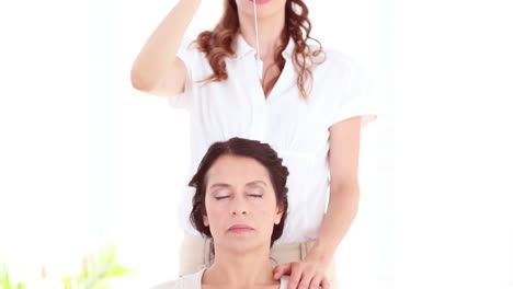 terapeuta hipnotizando a su paciente