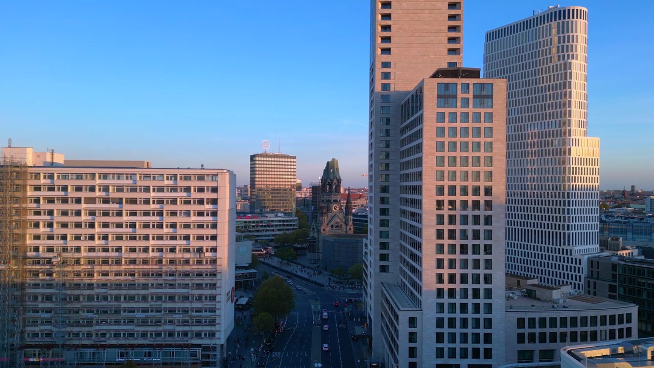 Estación de tren Zoologischer Garten y el paisaje urbano circundante en Berlín, Alemania, durante el atardecer. Hermosa vista aérea desde un vuelo.