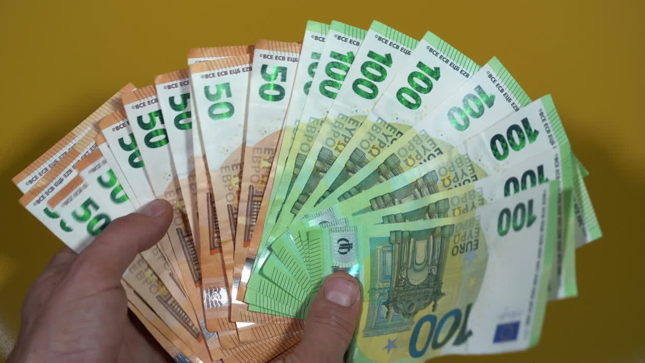 dinero colgado para secarse con una pinza para la ropa - dinero en euros billetes después de la lavadora - efectivo ilegal 50, 100 € y lavado de dinero de la mafia - aumento del costo de la vida, la energía y el gas