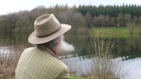 un anciano mirando hacia el lago pensando en la historia