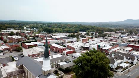 igreja em morganton nc, morganton carolina do norte em primeiro plano aéreo