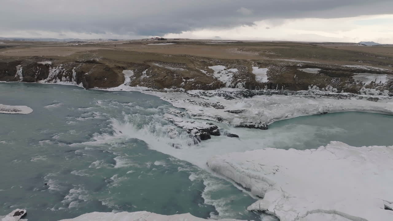 아이슬란드의 풍경, 우리다포스 폭포와 토르사 강의 차가운 빙하 물의 항공 사진, 드론 촬영