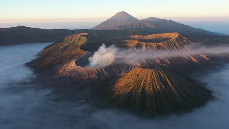 Vista-Aérea-Del-Monte-Bromo-Al-Amanecer,-Java,-Indonesia