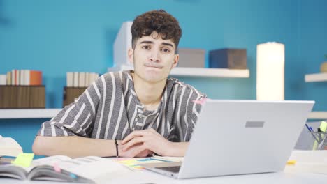 un estudiante infeliz y desesperado mirando a la cámara.