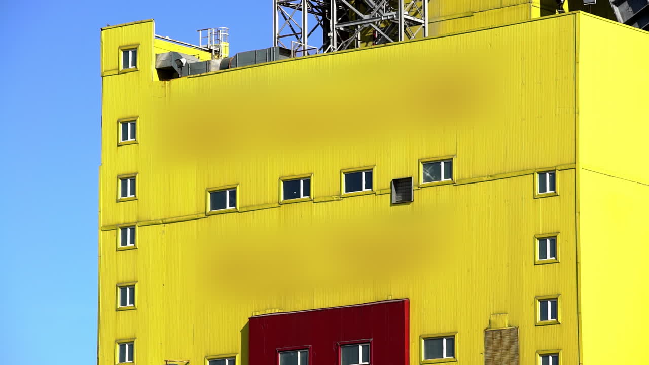 edificio industrial amarillo
