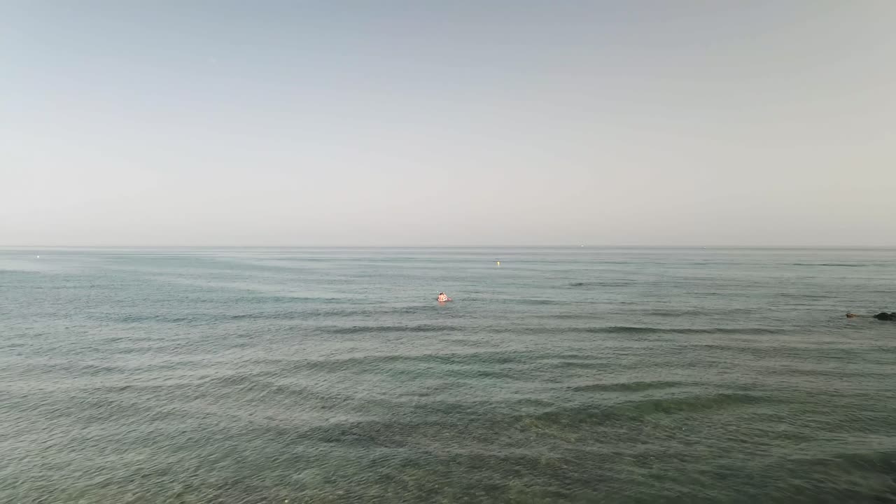 바다에서 카약을 타는 사람들과 공중 인형