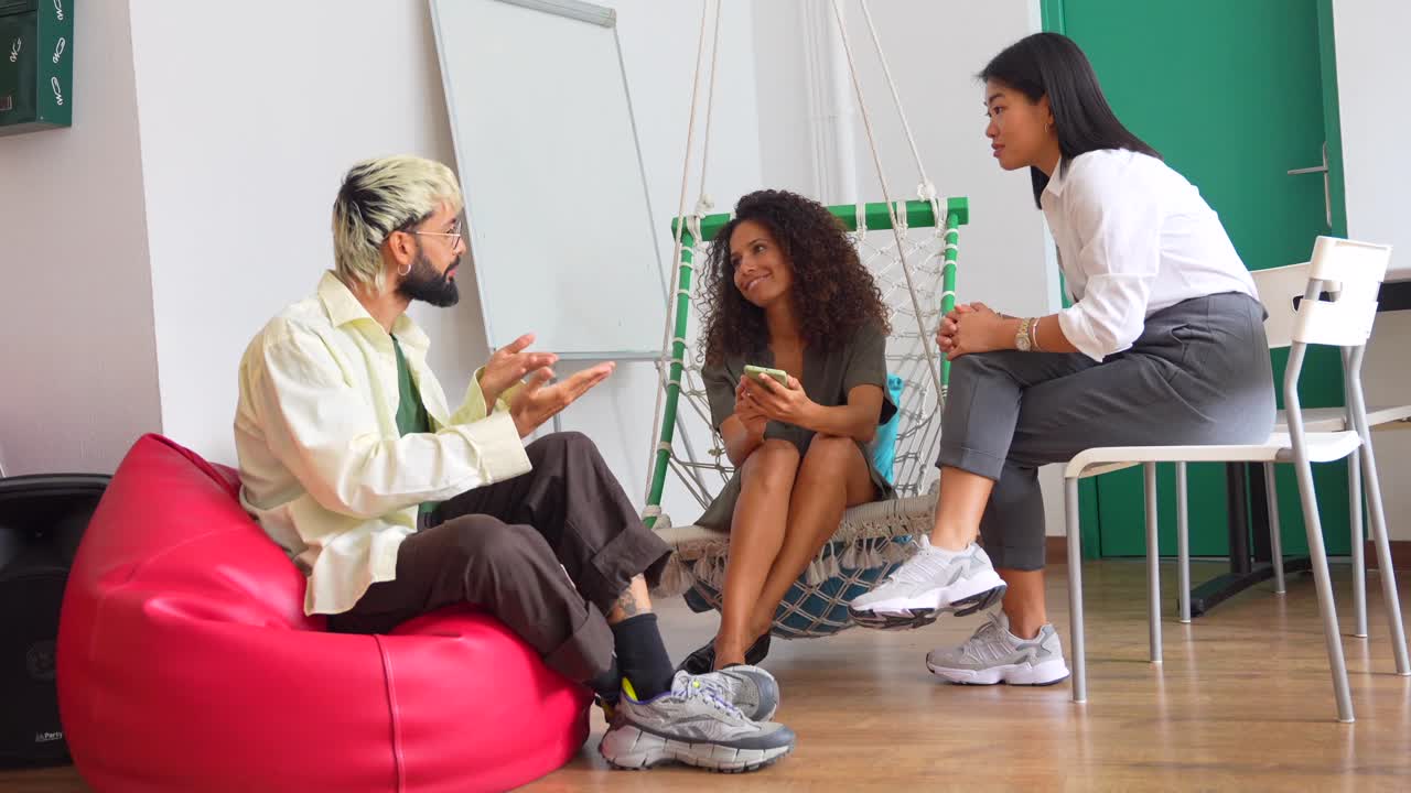 현대적 인 사무실 에서 팀 회의