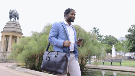 viajar, llamar y buscar con el hombre negro