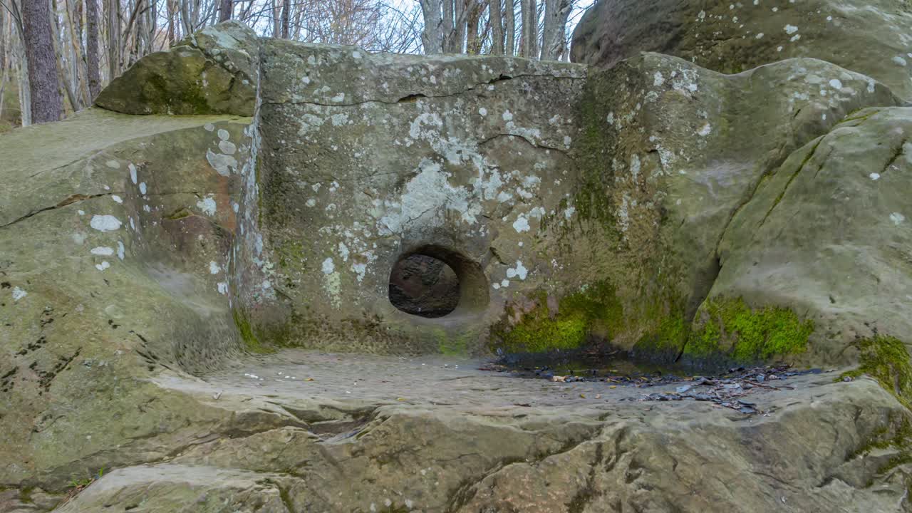 un antiguo dolmen de un gran megalito con una plataforma frente a la entrada.