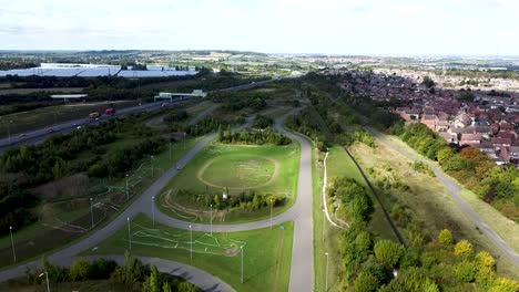 drone elevándose sobre la pista de ciclismo en el suburbio de londres