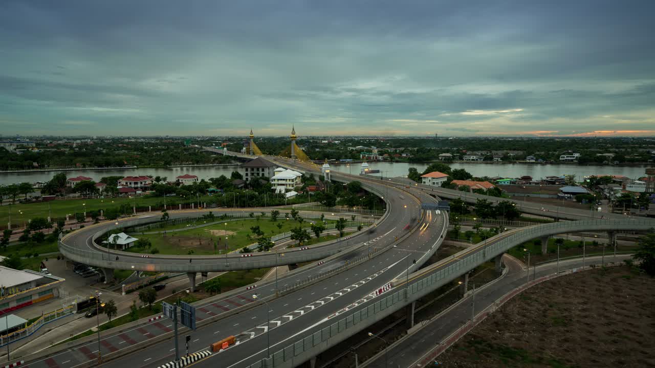 lapso de tiempo aéreo de la carretera con paso elevado.