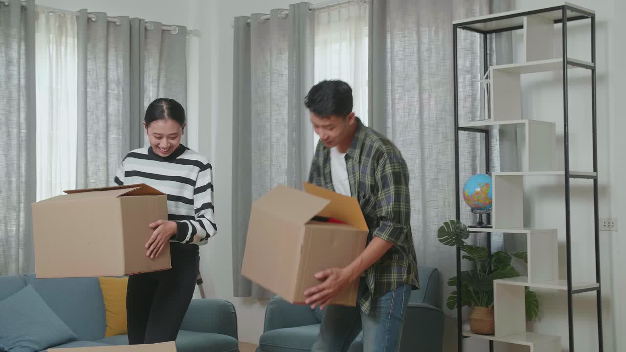 행복 한 부부 가 이사 하는 날 을 축하 하고 있다