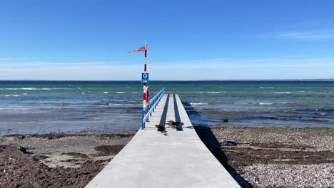 paseo largo en tabla en un día ventoso