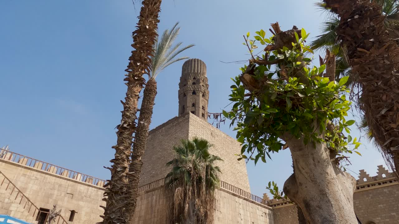 minarete de la mezquita al-hakim en egipto. ángulo bajo