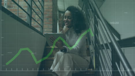 animación del procesamiento de datos financieros sobre una mujer de negocios biracial en la oficina