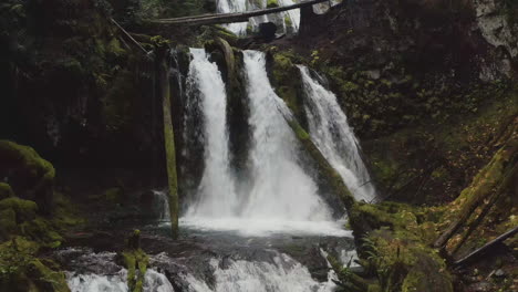 La-Sección-Inferior-De-Panther-Creek-Cae-En-Cascada-Sobre-Una-Pequeña-Repisa-Rocosa-Hacia-La-Piscina-De-Panther-Creek.