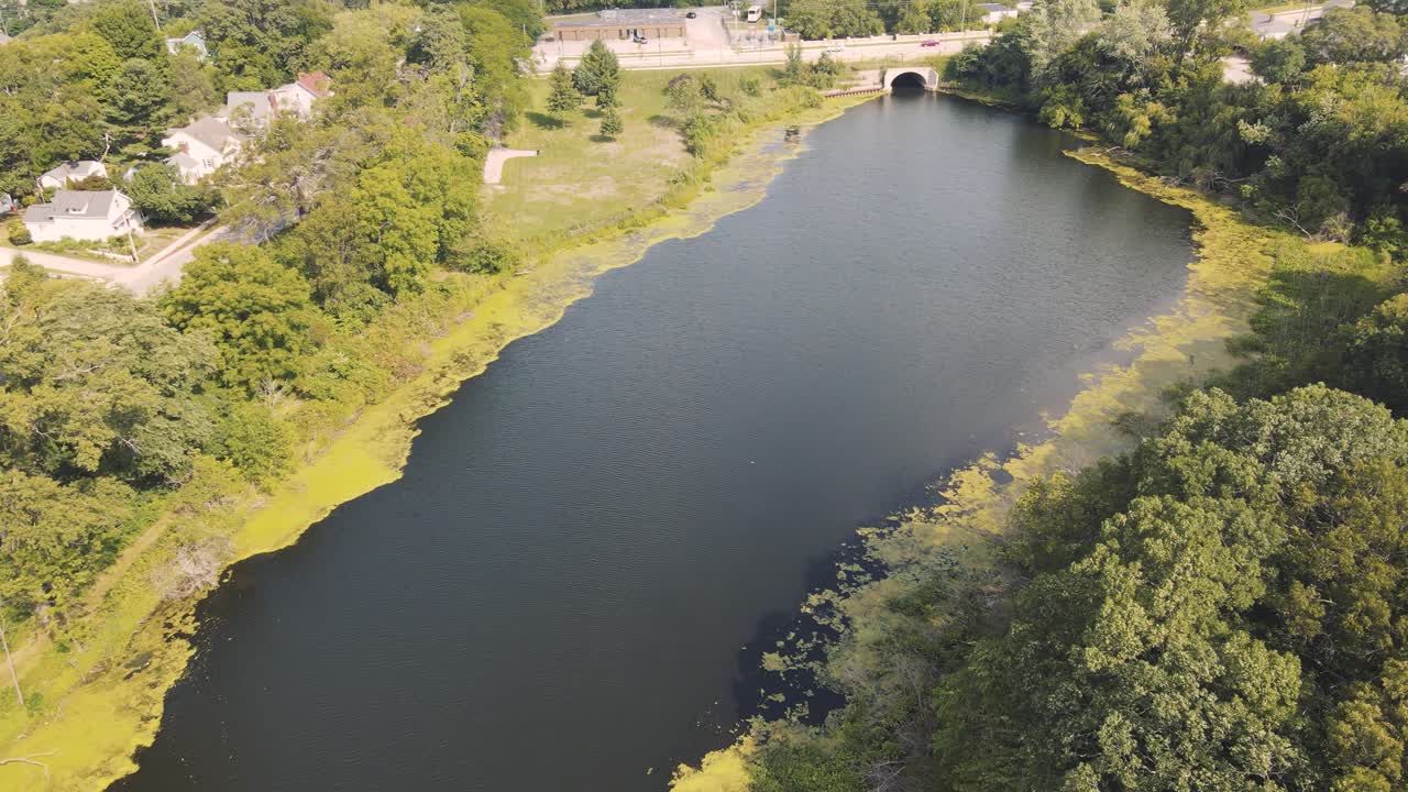 empuje hacia adelante con un dron hasta el puente sobre la laguna de ruddiman