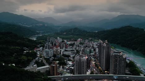 신디안 구 타이페이 비탄 관광 명소 강과 산을 가진 지탄, 해가 지는 저녁에 산으로 둘러싸인 도시
