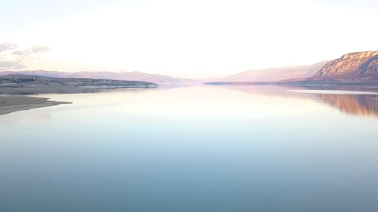 съемка с беспилотника над озером в греции в золотой час