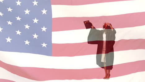 animación de la bandera de los estados unidos sobre una estudiante biracial celebrando