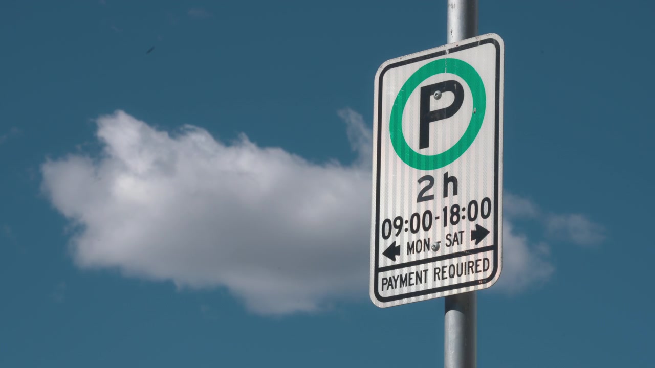 Señal de tráfico de normas de estacionamiento restringido