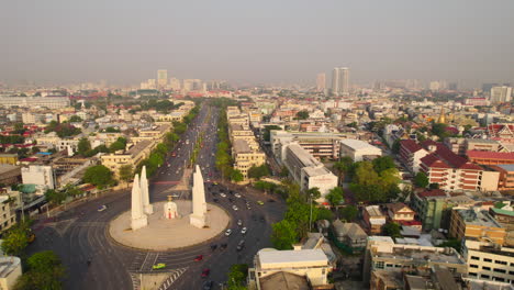 Tráfico-Alrededor-De-La-Rotonda-Del-Monumento-A-La-Democracia-En-Bangkok-Al-Amanecer