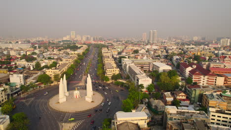 tráfico alrededor del monumento a la democracia círculo de tráfico en bangkok al amanecer