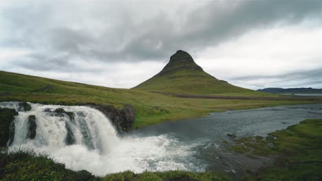 Timelapse-De-Las-Nubes-Moviéndose-Detrás-De-Kirkjufell-En-Islandia